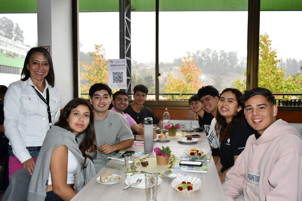 Alumnos egresados fueron invitados a un desayuno para recibir su Anuario