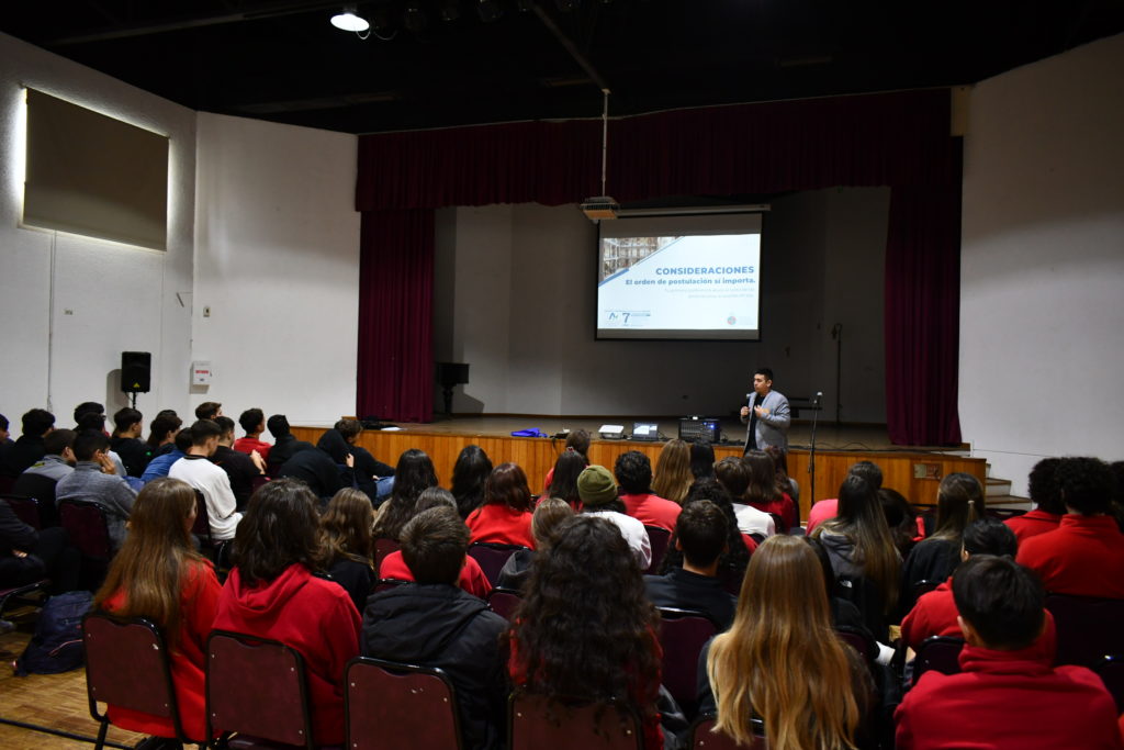 Charla vocacional de la Pontificia Universidad Católica de Valparaíso