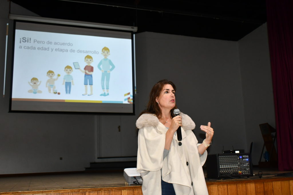 Soledad Garcés, Direktorin der Fundación para la Convivencia Digital, hielt einen Vortrag für Eltern und SchülerInnen der Oberstufe