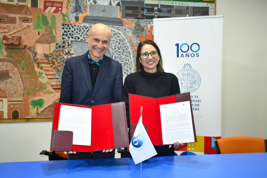 Firma de convenio con la PUCV