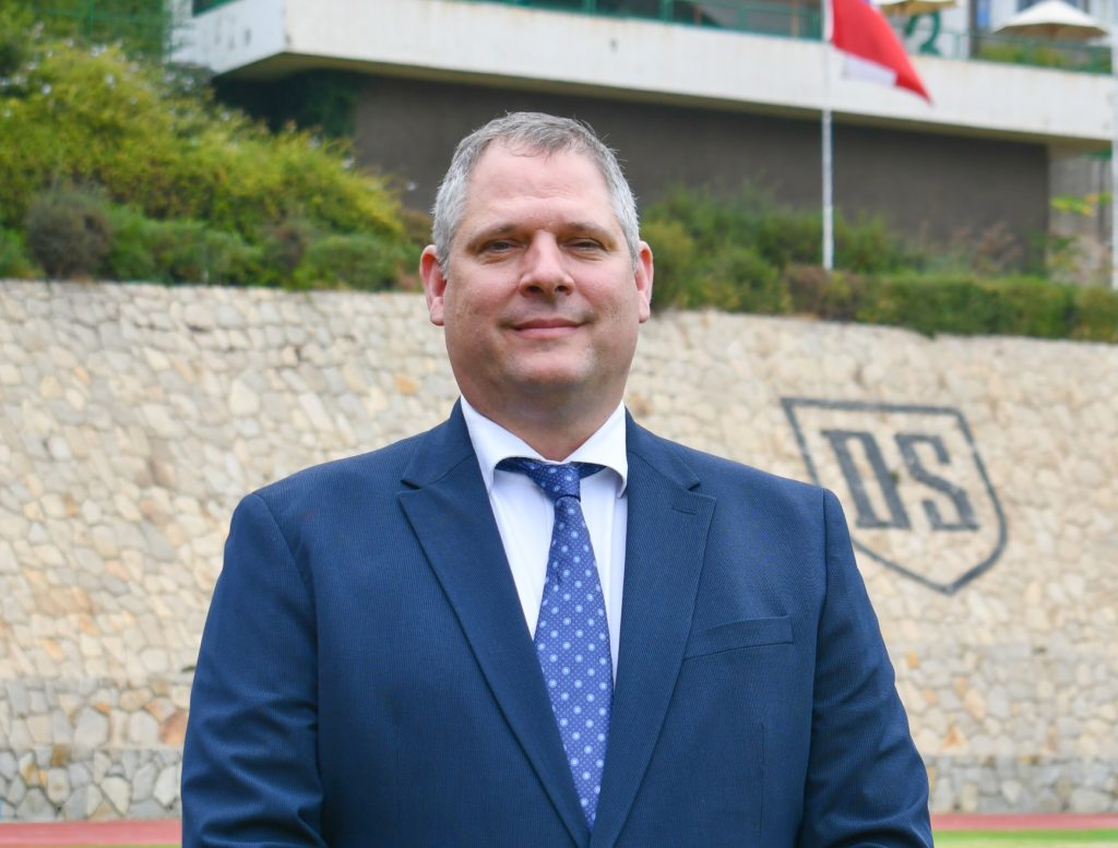 Neuer Schulleiter übernimmt mit internationaler Erfahrung und Engagement für Exzellenz